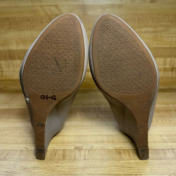 Tory Burch Claire 65mm Calf Leather Closed Toe Wedge Heel Shoes Size 8.5 Beige - Picture 5 of 6